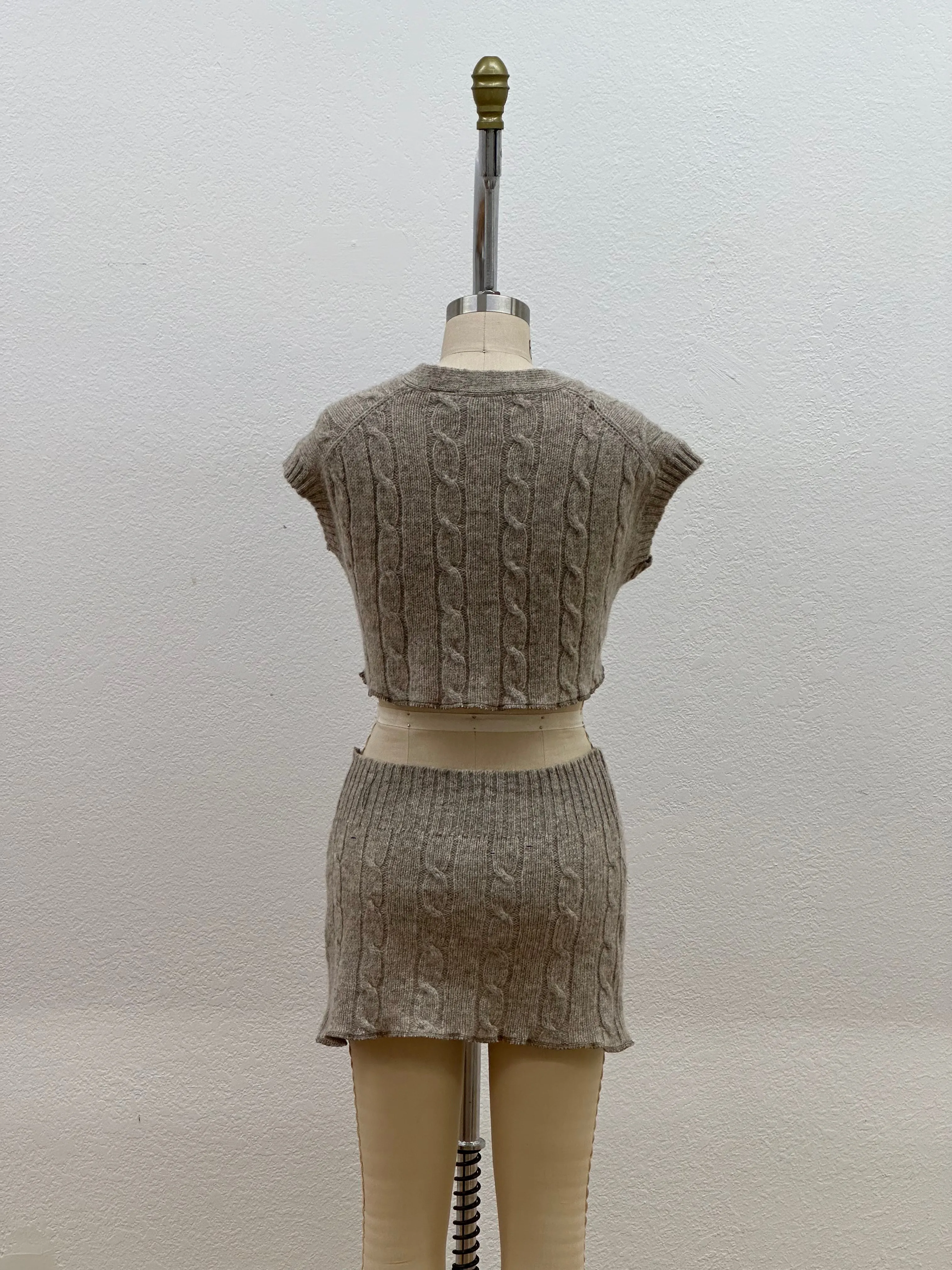 CABLE VEST SET | BROWN